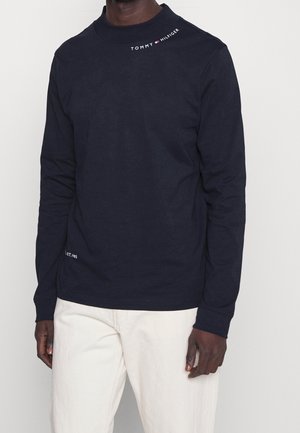 Marineblauw T-shirt met lange mouwen van katoen, met een ronde hals, logo op de borst en tekstdetail aan de zoom.