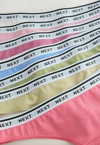 Sept paires de sous-vêtements en coton colorés avec des bandes élastiques blanches portant le mot « NEXT » en lettres noires.