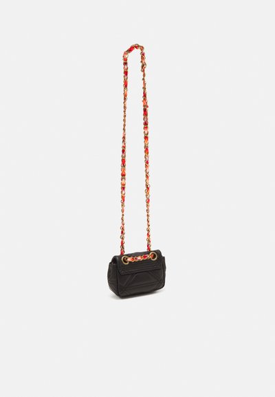 Geantă neagră matlasată, cu o formă mică, având un mâner dintr-un lanț colorat și accesorii din aur. Suprafață texturată cu detalii de cusături diagonale.