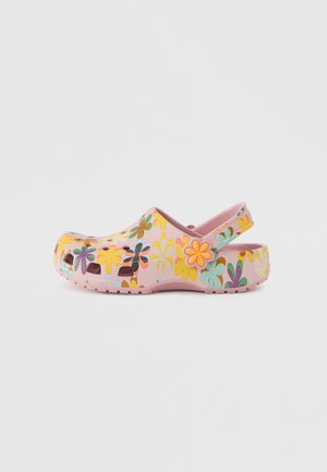 Lyserød træsko med blomsterprint i gult, lilla og grønt. Fremstillet af holdbart materiale med ventilationshuller og strop bagpå.