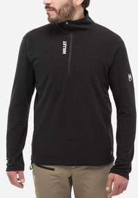 Schwarzer Fleece-Pullover mit halbem Reißverschluss am Kragen, aus strukturiertem Material mit einem auffälligen weißen Logo auf der Brust und dem Sleeve.