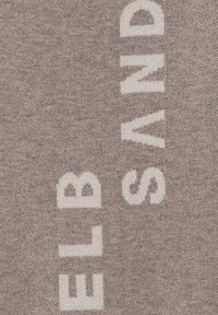Grijze stof met opvallende, witte letters die verticaal "SAND" en "ELB" spellen. De textuur is zacht en iets gemêleerd.