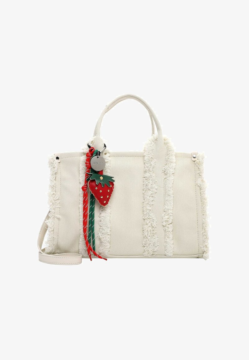 Bolso de tela texturizada color crema con dos asas, una correa desmontable y un llavero con un charm de fresa roja adjunto.