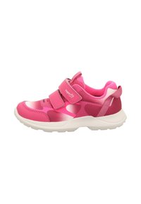 Rosa Sportschuh mit einer glatten, glänzenden Oberfläche und einem Farbverlaufsmuster, Klettverschlussriemen und einer weißen Gummisohle für besseren Halt.