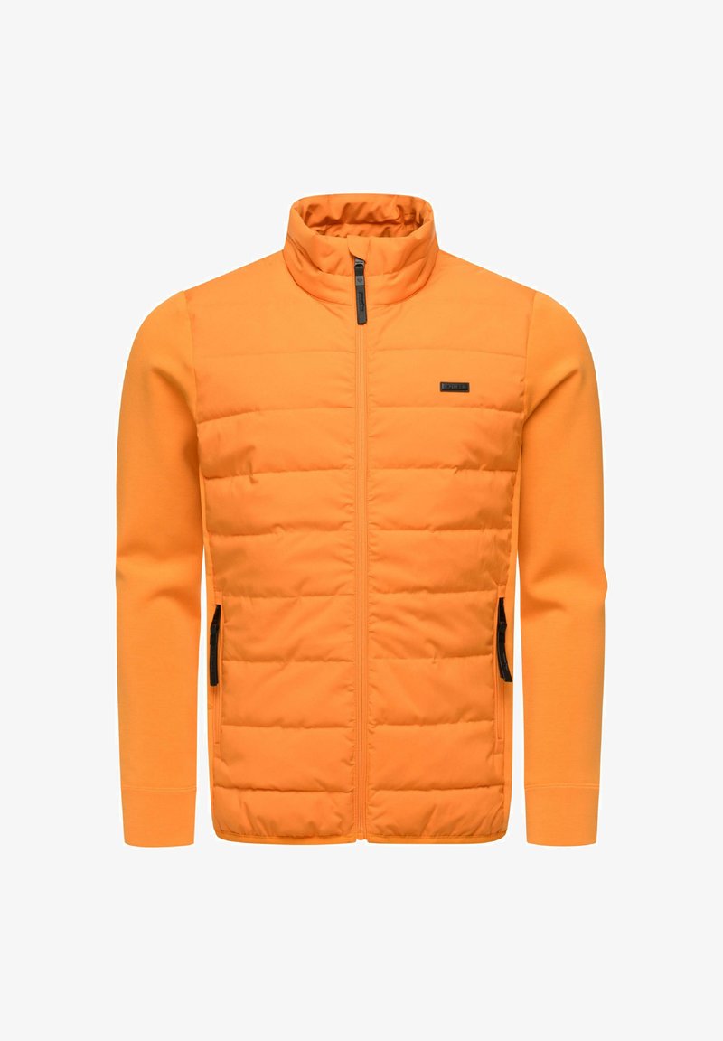 Giacca arancione con chiusura frontale a cerniera, caratterizzata da sezioni imbottite e maniche lisce. Include tasche laterali e un colletto alto.