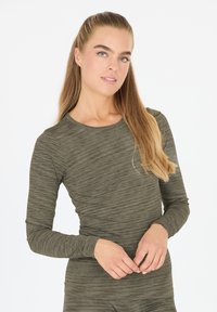 Langärmliges Oberteil in gedecktem Olivgrün, strukturiert mit subtilen Streifenmustern. Enganliegendes Design mit Rundhalsausschnitt und nahtlosen Bündchen.