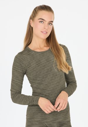 Langärmliges Oberteil in gedecktem Olivgrün, strukturiert mit subtilen Streifenmustern. Enganliegendes Design mit Rundhalsausschnitt und nahtlosen Bündchen.