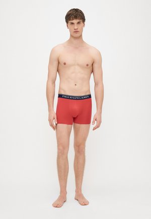 Czerwone bokserki z granatowym pasem w talii z napisem "POLO RALPH LAUREN." Wykonane z gładkiej tkaniny, dopasowany krój, bez widocznych wzorów.