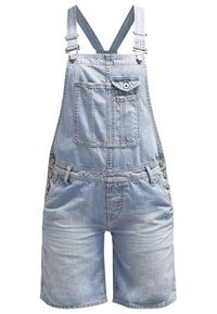 Salopette en denim bleu clair avec des jambes courtes, bretelles ajustables, poche avant et accents de boutons sur le côté. Texture douce et coupe décontractée.