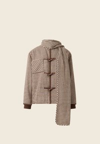 Καφέ και εκρού καρό μπουφάν με ψηλό γιακά, με κουμπώματα τύπου τογκλ, τσέπη πατς και ταιριαστό κασκόλ. Υφή υφάσματος.