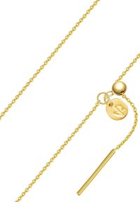 Aranylánc nyaklánc texturált láncszemekkel, kerek medállal, amely levélmintás, és fémből készült csúszó elemmel a hossza állíthatóságához.