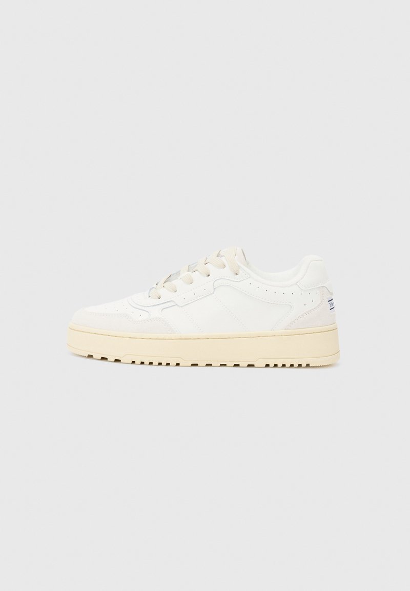Sneaker bianco con tomaia in pelle strutturata, dettagli beige, punta rotonda e suola in gomma spessa e strutturata. Presenta sei fori per i lacci.