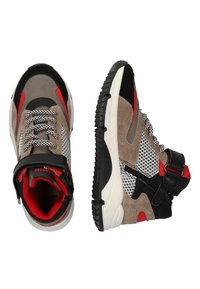 Hoge sneakers met een mix van grijs suède, zwarte accenten, rode details en meshpanelen. Voorzien van veters en een zijband voor extra ondersteuning.