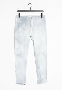 Ljusblå jeans med en tie-dye-effekt, tillverkade av mjuk denim. Har en knappstängning, fem fickor och en slim-fit design.