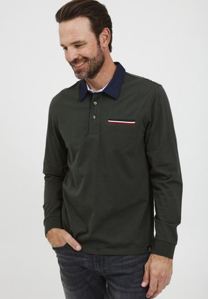 Dunkelgrünes Langarm-Polohemd mit navyblauem Kragen, Knopfleiste mit drei Knöpfen und einer Brusttasche mit roten, weißen und schwarzen Akzenten.