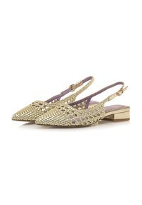 Chaussures slingback en or tissé avec des bouts pointus, talon plat et semelle intérieure lavande. Comprend une bride ajustable à la cheville et un design découpé.