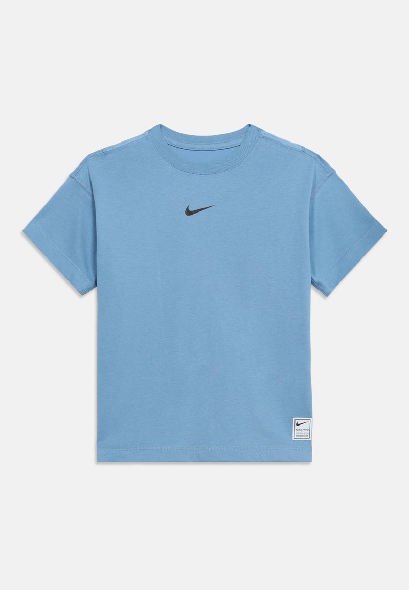 Ανοικτό μπλε κοντομάνικο T-shirt της Nike με μαύρο λογότυπο Swoosh στο στήθος και μικρή λευκή ετικέτα Nike Pro κοντά στο κάτω μέρος.