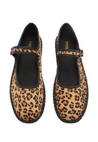 Topánky Mary Jane s leopardím vzorom, čiernym elastickým pásikom, textilným zvrškom a štruktúrovanou podrážkou. Zaoblená špička a kontrastný detail na okraji.