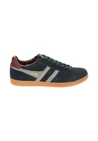 Sneakers in suede blu scuro con strisce grigie, accenti bordeaux e suola in gomma naturale. Presentano un logo dorato di lato e lacci rotondi.