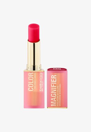 Balsamo per le labbra in un tubo dorato con un tappo rosa brillante, contenuto in una scatola rosa sfumata etichettata "Colore" e "Ingranditore" in testo bianco.