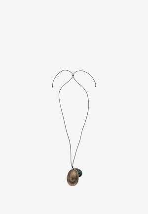 Collana nera in corda con due pendenti: uno ovale di colore oro metallico e uno di design a foglia verde e testurizzato, entrambi pendenti liberamente.