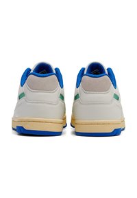 Hvide sneakers med et tofarvet design, der har blå accenter, grøn meshdetaljer og en tekstureret gummisål. Glatte læder- og ruskindsmaterialer.