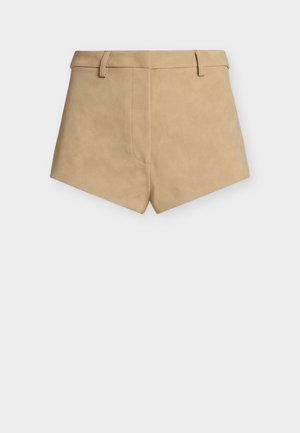 Shorts taille haute en daim beige avec passants pour ceinture, ourlet avant biseauté et fermeture avant discrète sur un fond clair uni.