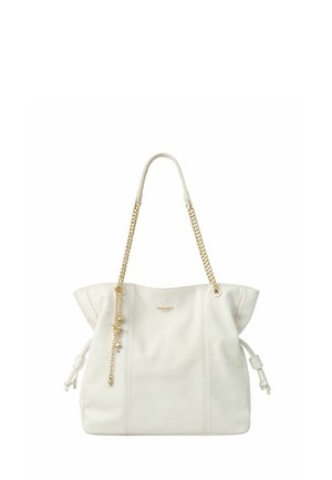 Borsa a tracolla in pelle bianca con cinghie a catena dorata, dettagli laterali con coulisse e piccola decorazione a forma di ciondolo dorato appesa a una cinghia.