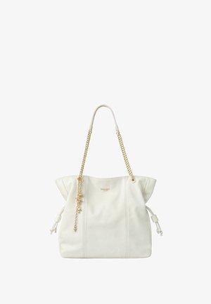 Borsa a tracolla in pelle bianca con cinghie a catena dorata, dettagli laterali con coulisse e piccola decorazione a forma di ciondolo dorato appesa a una cinghia.