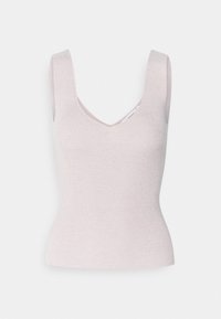 Jasnoróżowy prążkowany top na ramiączkach z dekoltem w serek, szerokimi ramiączkami i dopasowanym krojem. Miękka tekstura i bezszwowy design podkreślają materiał.