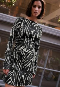 Next TALL FIT - LONG SLEEVES RUCHED  - Päevakleit - black and white mono zebra print