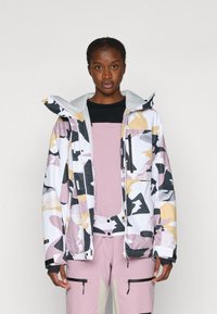 Kamuflaažijo mantel, millel on roosa, valge ja must värv, kapuuts, lukuga taskud ja hall fliislining. Sobib kokku vastava roosa kombinesooniga.