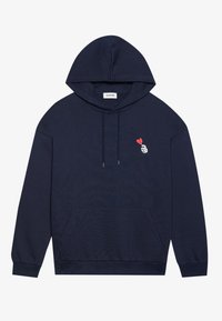 Ναυτικό μπλε hoodie με καγκουρό τσέπη, κουκούλα με κορδόνια και κεντημένη σχεδίαση ενός χεριού που κρατάει μια κόκκινη καρδιά στο αριστερό στήθος.