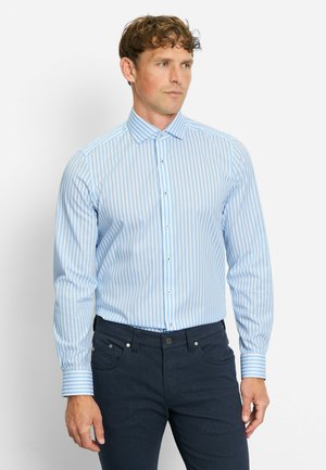 Lichtblauw en witte gestreepte lange mouwen overhemd met een button-down kraag, met een slim-fit ontwerp en een gladde stofstructuur. Donkere broeken.