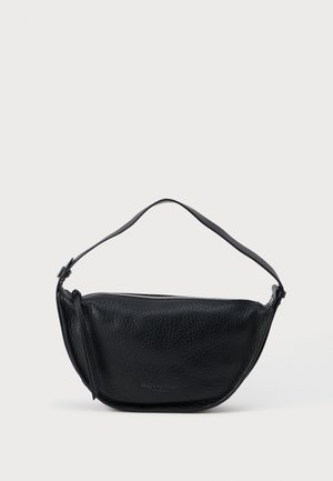 Sac à bandoulière en cuir noir avec une surface texturée, une forme courbée, une fermeture éclair et une sangle mince réglable. Présente un logo embossé.