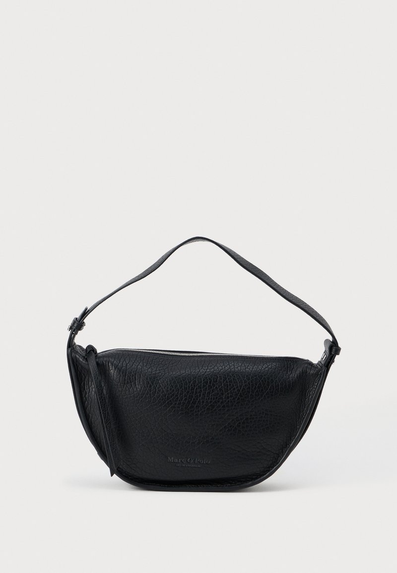 Musta nahkainen olkalaukku, jossa on teksturoitu pinta, kaareva muoto, vetoketjusuljenta ja kapea säädettävä hihna. Varustettu kohokuvioidulla logolla.