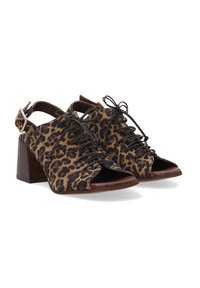 Leopardenmuster offene Schuhe mit braunem Wildlederobermaterial, Schnürdesign und Holzblockabsatz. Verstellbarer Knöchelriemen mit Schnallen-Detail.