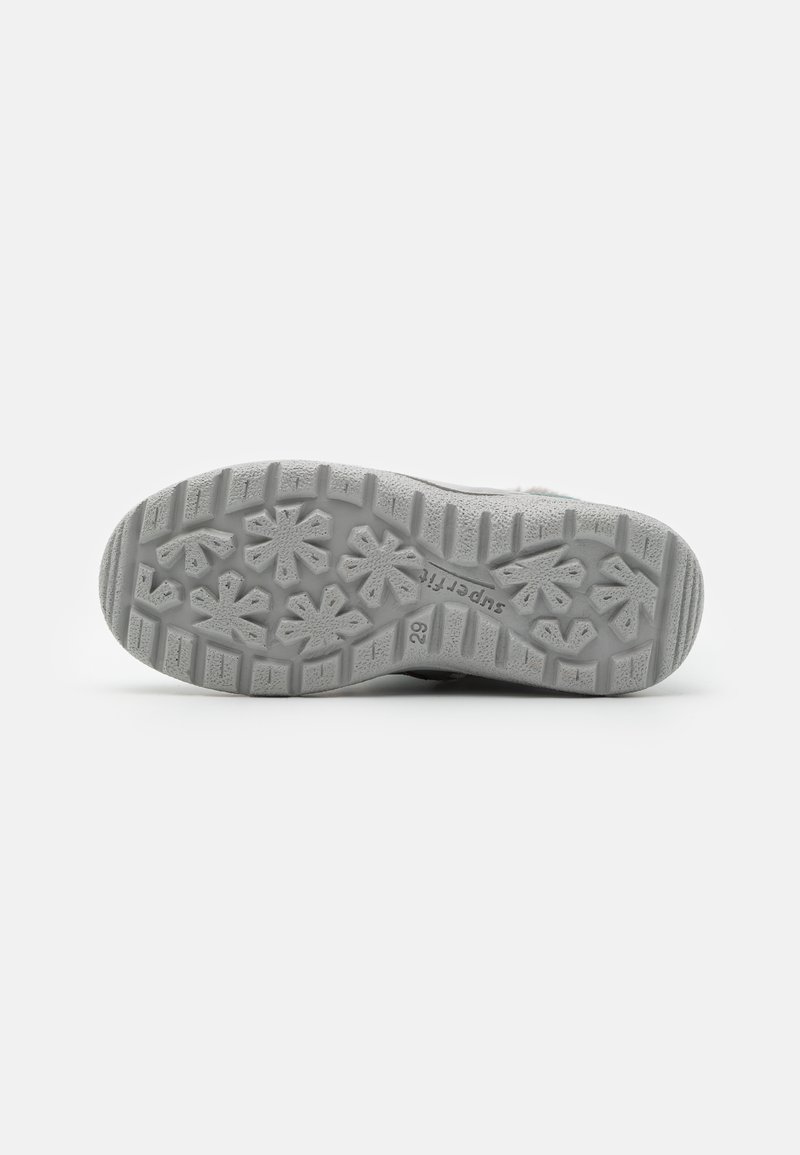 Graue Gummisohle eines Sneakers mit strukturiertem Profil, das mit Schneeflockenmuster verziert ist, sowie dem eingeprägten Markenlogo "29" und "Supersoft" an der Seite.