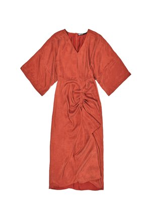 Vestido color óxido hecho de una tela suave, con escote en V, mangas kimono y un detalle torcido en la cintura, con un diseño fluido y drapeado.