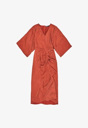 Roestkleurige jurk van zachte stof, met een V-hals, kimono-mouwen en een gedraaide detail bij de taille met een vloeiende, gedrapeerde uitstraling.