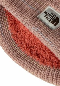 Berretto rosa lavorato a maglia con un morbido rivestimento in pile corallo e sfumature multicolori. Presenta un'etichetta in tessuto bianco con il logo "The North Face".