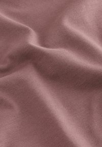 Puha, bolyhos felületű textil, tompa mályva színben. Az anyag sima tapintású, enyhe fényességgel és látható redőkkel, gyűrődésekkel rendelkezik.