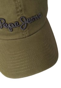 Olijfgroene baseballpet van gestructureerde stof, met een verhoogd, geborduurd logo in donkergrijs. Gebogen klep met stikdetails.