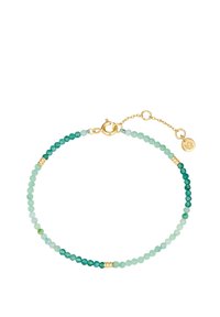 Pulsera con cuentas verdes y turquesas, con un cierre y acentos dorados, exhibiendo una textura suave y una delicada extensión de cadena.