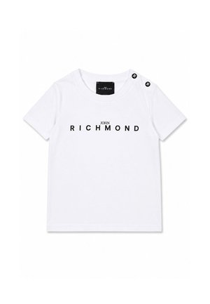 Witte T-shirt met korte mouwen met zwarte "John Richmond" tekst op de voorkant en twee zwarte knopen met "JR" op de linkerschouder.
