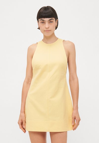 Gelbes, ärmelloses Minikleid mit rundem Ausschnitt, seitlichen Ausschnitten, glatter Textur und figurbetonter Silhouette.