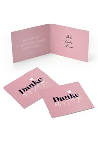 Rausvas sveikinimo atvirukas su juodu tekstu. Viduje yra ranka rašyti žodžiai ir žinutė "Aš tave myliu." Priekyje pateikta "Ačiū." ir širdelė.