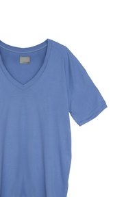 Jasnoniebieska koszulka z dekoltem w serek wykonana z miękkiej bawełny; ma krótkie rękawy i luźny krój. Bez widocznych wzorów ani akcentów.