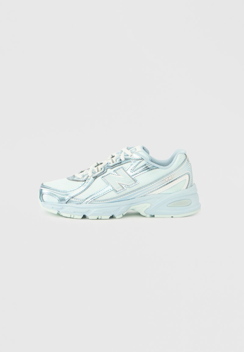 Αθλητικά παπούτσια γαλάζιου χρώματος με επάνω μέρος από δίχτυ, ασημένιες λεπτομέρειες, στρογγυλή μύτη, μαλακή σόλα και αντίθετα λευκά κορδόνια.