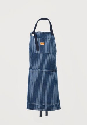 Tablier bleu à fines rayures avec bretelle de cou ajustable et poche avant ornée d'une petite étiquette marron.